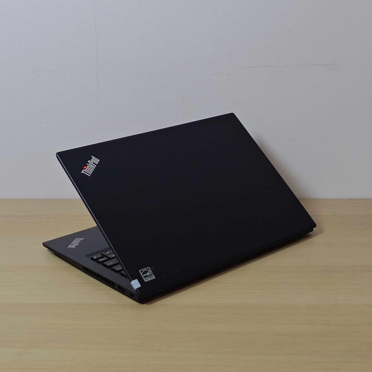 Lenovo Thinkpad T14sG1 Belakang Kanan Butik Laptop