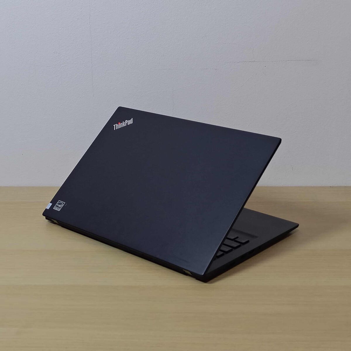 Lenovo Thinkpad T14sG1 Belakang Kiri Lenovo Thinkpad T14sG1 Belakang Kiri Butik Laptop