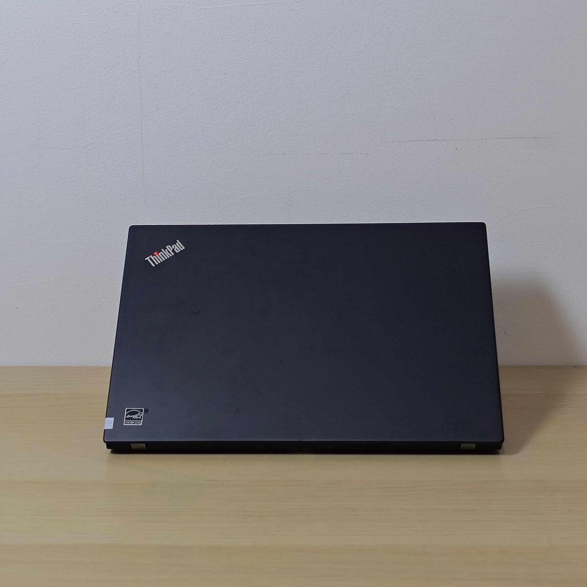 Lenovo Thinkpad T14sG1 Belakang Tengah Lenovo Thinkpad T14sG1 Belakang Tengah Butik Laptop