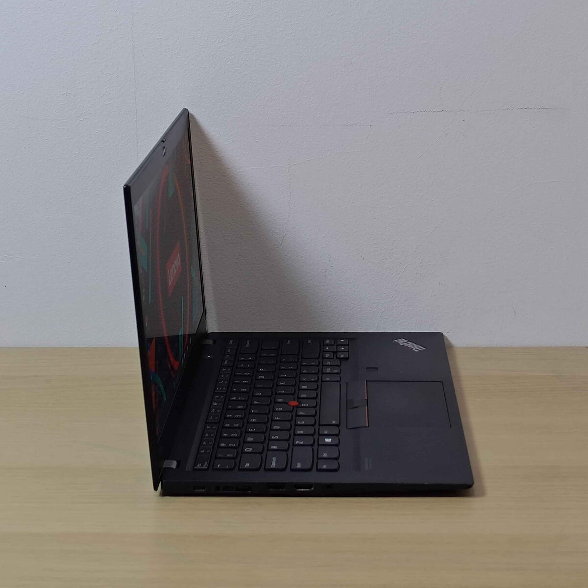 Lenovo Thinkpad T14sG1 Samping Kanan Lenovo Thinkpad T14sG1 Samping Kanan Butik Laptop
